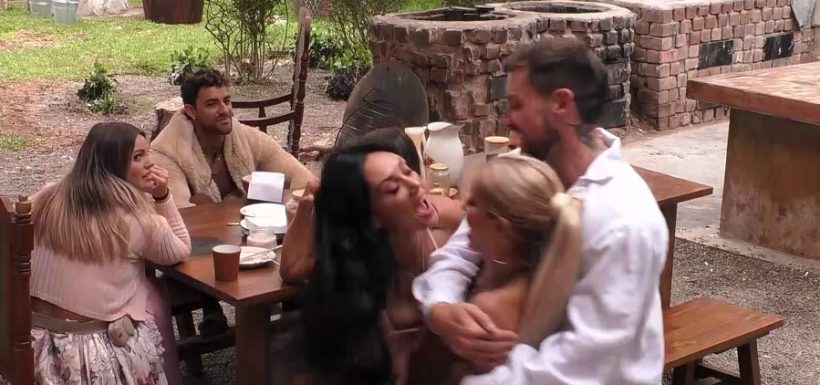 Pamela Díaz - Oriana Marzoli - cuchillo - GanaroServir94_18