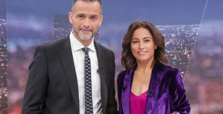 iván núñez y constanza santa maria, periodistas de tvn