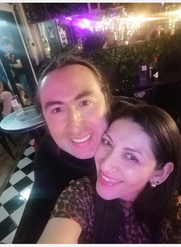 Mario Ortega y su pareja