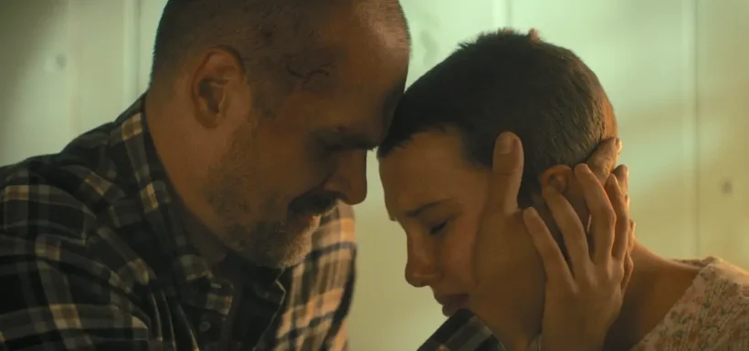 Famoso actor fue denunciado por acoso por su compañera de elenco: Son parte de conocida producción