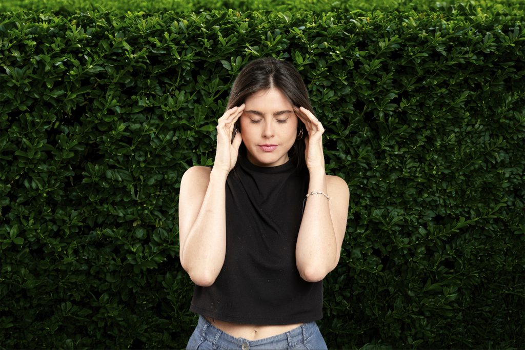 Quién es Dianne Fischer: La médium de "Vecinos al límite" que vive en una relación poliamorosa