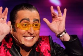 "Dos eliminadas del reality": Yerko Puchento arremete contra Gobierno de Kast con polémica rutina