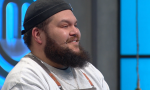 Pescador roba miradas en estreno de MasterChef con historia familiar
