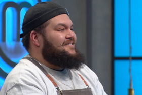 Pescador roba miradas en estreno de MasterChef con historia familiar